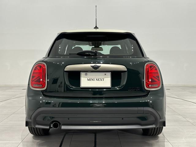 ＭＩＮＩ クーパー　レゾリュート・エディション　認定中古車・２年保証・・弊社元社用車・ＡｐｐｌｅＣａｒＰｌａｙ・被害軽減ブレーキ・オートクルーズ・バックカメラ・障害物センサー・ＥＴＣ・ワイヤレス充電・シートヒーター・ＳＯＳコール・純正１８インチＡＷ（8枚目）