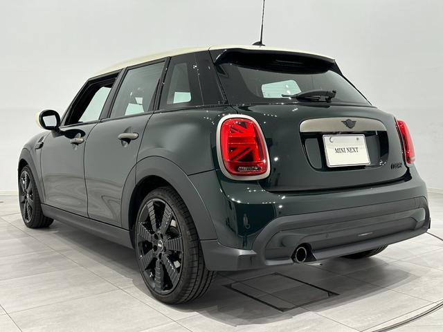 ＭＩＮＩ クーパー　レゾリュート・エディション　認定中古車・２年保証・・弊社元社用車・ＡｐｐｌｅＣａｒＰｌａｙ・被害軽減ブレーキ・オートクルーズ・バックカメラ・障害物センサー・ＥＴＣ・ワイヤレス充電・シートヒーター・ＳＯＳコール・純正１８インチＡＷ（9枚目）