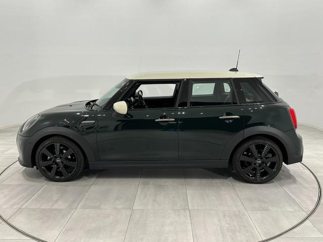 ＭＩＮＩ クーパー　レゾリュート・エディション　認定中古車・２年保証・・弊社元社用車・ＡｐｐｌｅＣａｒＰｌａｙ・被害軽減ブレーキ・オートクルーズ・バックカメラ・障害物センサー・ＥＴＣ・ワイヤレス充電・シートヒーター・ＳＯＳコール・純正１８インチＡＷ（10枚目）