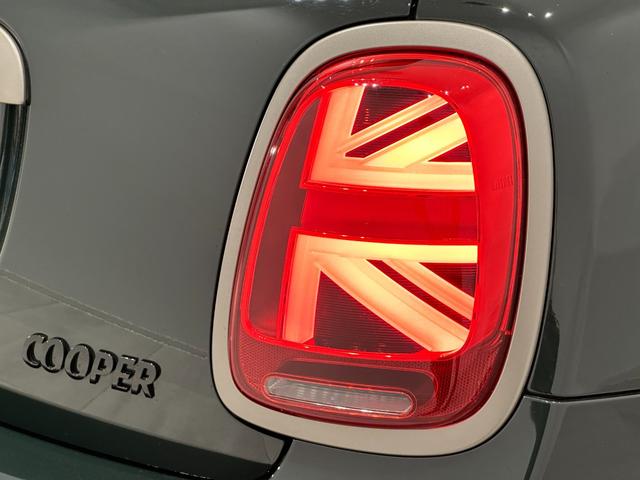 ＭＩＮＩ クーパー　レゾリュート・エディション　認定中古車・２年保証・・弊社元社用車・ＡｐｐｌｅＣａｒＰｌａｙ・被害軽減ブレーキ・オートクルーズ・バックカメラ・障害物センサー・ＥＴＣ・ワイヤレス充電・シートヒーター・ＳＯＳコール・純正１８インチＡＷ（15枚目）