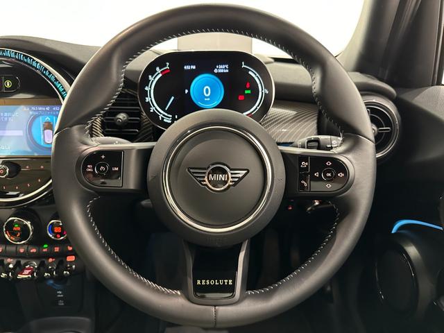 ＭＩＮＩ クーパー　レゾリュート・エディション　認定中古車・２年保証・・弊社元社用車・ＡｐｐｌｅＣａｒＰｌａｙ・被害軽減ブレーキ・オートクルーズ・バックカメラ・障害物センサー・ＥＴＣ・ワイヤレス充電・シートヒーター・ＳＯＳコール・純正１８インチＡＷ（29枚目）