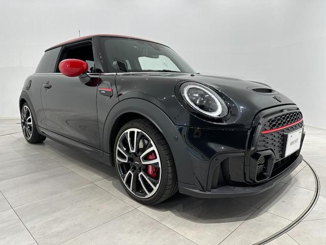 ＭＩＮＩ ジョンクーパーワークス　ジョンクーパーワークストリム　認定中古車・２年保証・ワンオーナー・ＡｐｐｌｅＣａｒＰｌａｙ・被害軽減ブレーキ・バックカメラ・障害物センサー・ＥＴＣ・シートヒーター・ヘッドアップディスプレイ・ＳＯＳコール・純正１８インチＡＷ（4枚目）