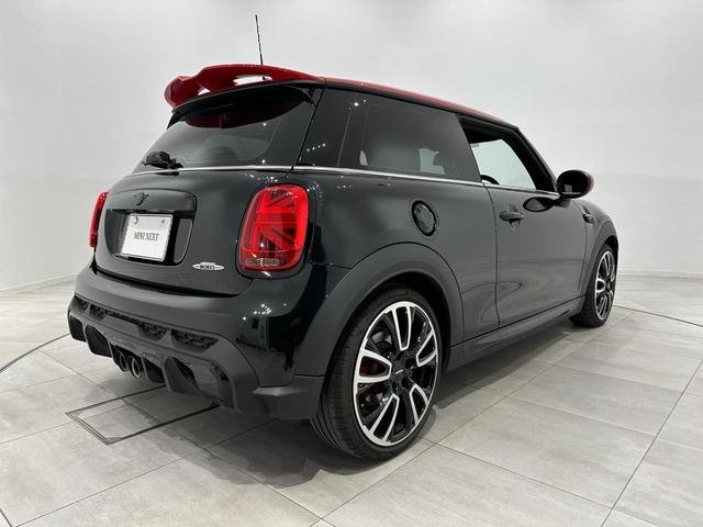 ＭＩＮＩ ジョンクーパーワークス　ジョンクーパーワークストリム　認定中古車・２年保証・ワンオーナー・ＡｐｐｌｅＣａｒＰｌａｙ・被害軽減ブレーキ・バックカメラ・障害物センサー・ＥＴＣ・シートヒーター・ヘッドアップディスプレイ・ＳＯＳコール・純正１８インチＡＷ（6枚目）