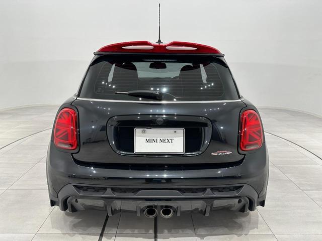 ＭＩＮＩ ジョンクーパーワークス　ジョンクーパーワークストリム　認定中古車・２年保証・ワンオーナー・ＡｐｐｌｅＣａｒＰｌａｙ・被害軽減ブレーキ・バックカメラ・障害物センサー・ＥＴＣ・シートヒーター・ヘッドアップディスプレイ・ＳＯＳコール・純正１８インチＡＷ（7枚目）