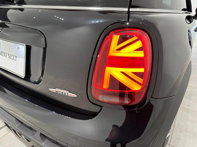 ＭＩＮＩ ジョンクーパーワークス　ジョンクーパーワークストリム　認定中古車・２年保証・ワンオーナー・ＡｐｐｌｅＣａｒＰｌａｙ・被害軽減ブレーキ・バックカメラ・障害物センサー・ＥＴＣ・シートヒーター・ヘッドアップディスプレイ・ＳＯＳコール・純正１８インチＡＷ（13枚目）