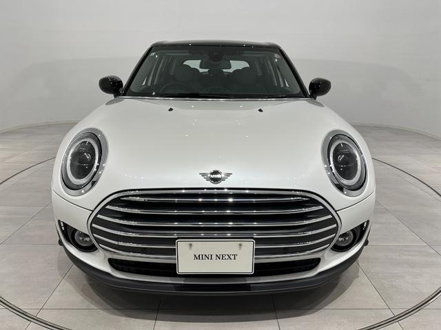 ＭＩＮＩ クーパーＤ　クラブマン　クラシック・トリム　認定中古車・２年保証・弊社元社用車・ＡｐｐｌｅＣａｒｐｌａｙ・クルコン・Ｄアシスト・バックカメラ・前後ＰＤＣ・ＬＥＤ・ＥＴＣ・シートヒーター・ワイヤレス充電・純正１８インチＡＷ（3枚目）