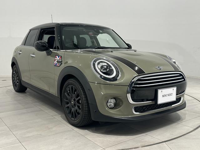 ＭＩＮＩ クーパー　認定中古車・１年保証・レザレットシート・純正ナビ・被害軽減ブレーキ・バックカメラ・障害物センサー・ＬＥＤ・ＥＴＣ・純正ドラレコ・ＳＯＳコール・ルーフステッカー・ボンネットストライプ・純正１６インチＡＷ（5枚目）