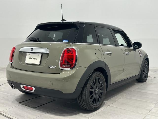 ＭＩＮＩ クーパー　認定中古車・１年保証・レザレットシート・純正ナビ・被害軽減ブレーキ・バックカメラ・障害物センサー・ＬＥＤ・ＥＴＣ・純正ドラレコ・ＳＯＳコール・ルーフステッカー・ボンネットストライプ・純正１６インチＡＷ（7枚目）