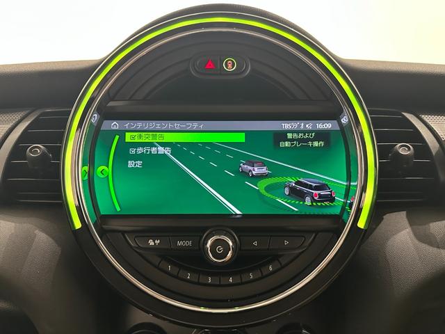 ＭＩＮＩ クーパー　認定中古車・１年保証・レザレットシート・純正ナビ・被害軽減ブレーキ・バックカメラ・障害物センサー・ＬＥＤ・ＥＴＣ・純正ドラレコ・ＳＯＳコール・ルーフステッカー・ボンネットストライプ・純正１６インチＡＷ（38枚目）