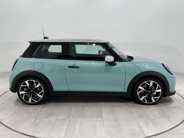 ＭＩＮＩ クーパーＳ　クラシック・トリム　認定中古車・２年保証・ＣＬＡＳＳＩＣ　ＴＲＩＭ・純正ナビ・被害軽減ブレーキ・パノラマビュー・シートヒーター・ＥＴＣ・ＳＯＳコール・純正１８インチＡＷ（8枚目）