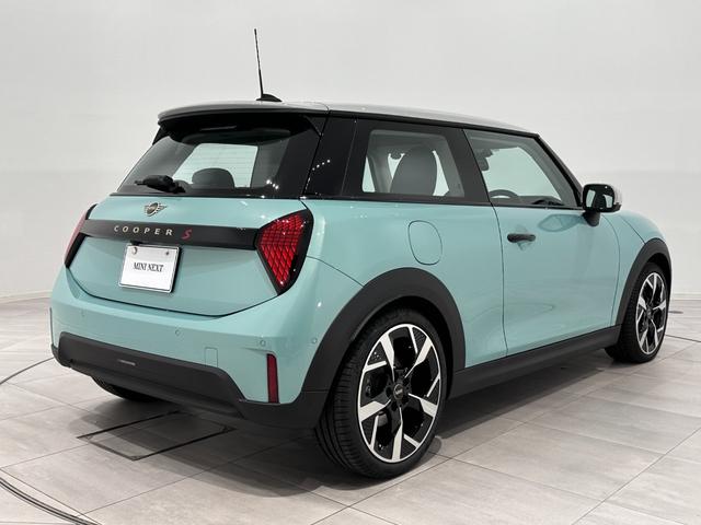 ＭＩＮＩ クーパーＳ　クラシック・トリム　認定中古車・２年保証・ＣＬＡＳＳＩＣ　ＴＲＩＭ・純正ナビ・被害軽減ブレーキ・パノラマビュー・シートヒーター・ＥＴＣ・ＳＯＳコール・純正１８インチＡＷ（9枚目）