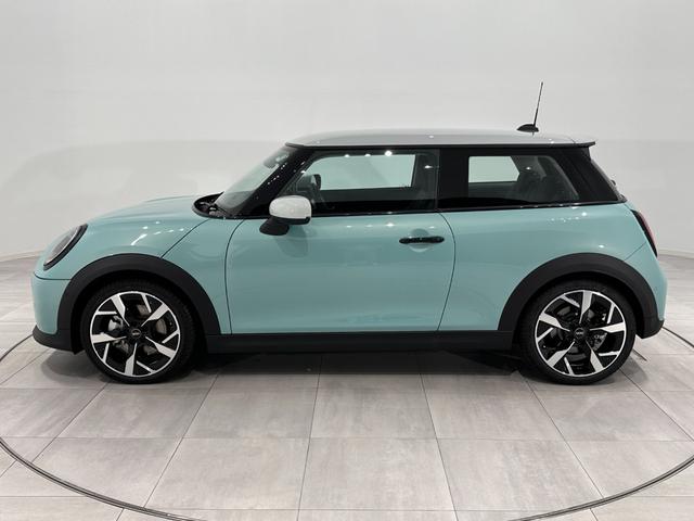 ＭＩＮＩ クーパーＳ　クラシック・トリム　認定中古車・２年保証・ＣＬＡＳＳＩＣ　ＴＲＩＭ・純正ナビ・被害軽減ブレーキ・パノラマビュー・シートヒーター・ＥＴＣ・ＳＯＳコール・純正１８インチＡＷ（12枚目）