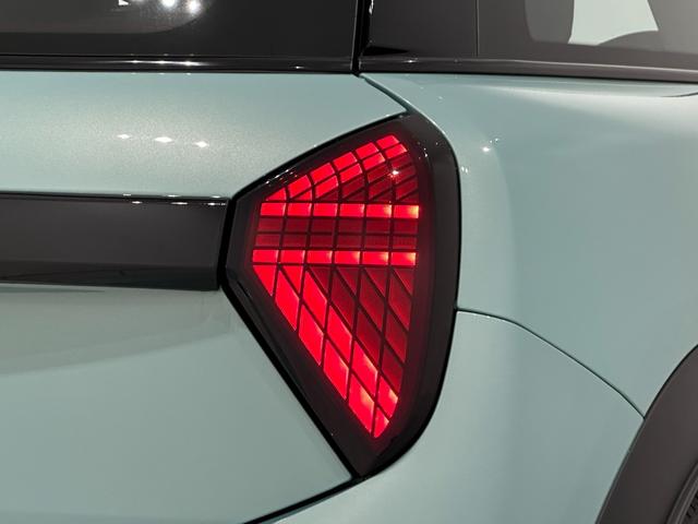 ＭＩＮＩ クーパーＳ　クラシック・トリム　認定中古車・２年保証・ＣＬＡＳＳＩＣ　ＴＲＩＭ・純正ナビ・被害軽減ブレーキ・パノラマビュー・シートヒーター・ＥＴＣ・ＳＯＳコール・純正１８インチＡＷ（17枚目）
