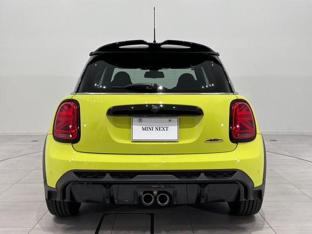 ＭＩＮＩ ＪＣＷ　プレミアムプラスパッケージ　ＪＣＷトリム　認定中古車・２年保証・ワンオーナー・純正ナビ・ＡｐｐｌｅＣａｒＰｌａｙ・被害軽減ブレーキ・ＡＣＣ・バックカメラ・障害物センサー・ＥＴＣ・ＳＯＳコール・純正１８インチＡＷ・ルーフラッピング・社外品装着（10枚目）