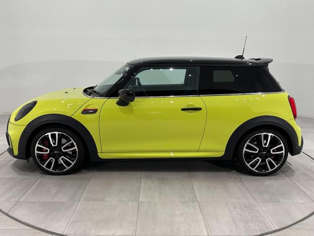 ＭＩＮＩ ＪＣＷ　プレミアムプラスパッケージ　ＪＣＷトリム　認定中古車・２年保証・ワンオーナー・純正ナビ・ＡｐｐｌｅＣａｒＰｌａｙ・被害軽減ブレーキ・ＡＣＣ・バックカメラ・障害物センサー・ＥＴＣ・ＳＯＳコール・純正１８インチＡＷ・ルーフラッピング・社外品装着（12枚目）