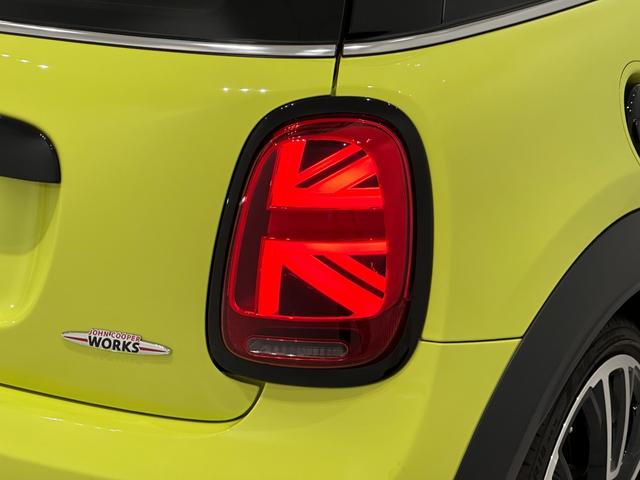 ＭＩＮＩ ＪＣＷ　プレミアムプラスパッケージ　ＪＣＷトリム　認定中古車・２年保証・ワンオーナー・純正ナビ・ＡｐｐｌｅＣａｒＰｌａｙ・被害軽減ブレーキ・ＡＣＣ・バックカメラ・障害物センサー・ＥＴＣ・ＳＯＳコール・純正１８インチＡＷ・ルーフラッピング・社外品装着（16枚目）