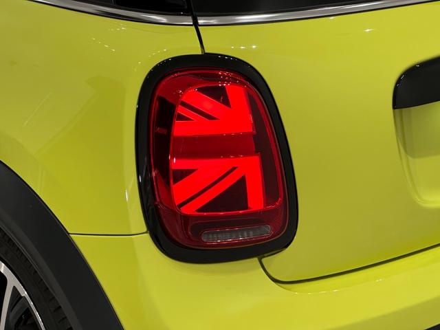 ＭＩＮＩ ＪＣＷ　プレミアムプラスパッケージ　ＪＣＷトリム　認定中古車・２年保証・ワンオーナー・純正ナビ・ＡｐｐｌｅＣａｒＰｌａｙ・被害軽減ブレーキ・ＡＣＣ・バックカメラ・障害物センサー・ＥＴＣ・ＳＯＳコール・純正１８インチＡＷ・ルーフラッピング・社外品装着（17枚目）