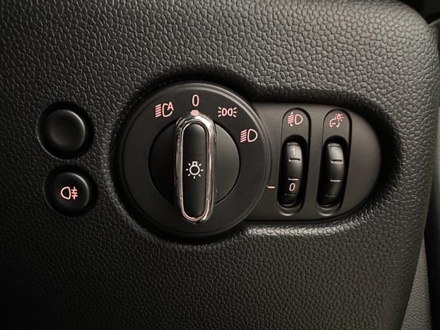 ＭＩＮＩ ＪＣＷ　プレミアムプラスパッケージ　ＪＣＷトリム　認定中古車・２年保証・ワンオーナー・純正ナビ・ＡｐｐｌｅＣａｒＰｌａｙ・被害軽減ブレーキ・ＡＣＣ・バックカメラ・障害物センサー・ＥＴＣ・ＳＯＳコール・純正１８インチＡＷ・ルーフラッピング・社外品装着（21枚目）