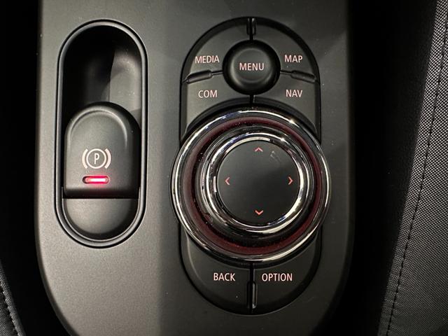 ＭＩＮＩ ＪＣＷ　プレミアムプラスパッケージ　ＪＣＷトリム　認定中古車・２年保証・ワンオーナー・純正ナビ・ＡｐｐｌｅＣａｒＰｌａｙ・被害軽減ブレーキ・ＡＣＣ・バックカメラ・障害物センサー・ＥＴＣ・ＳＯＳコール・純正１８インチＡＷ・ルーフラッピング・社外品装着（28枚目）