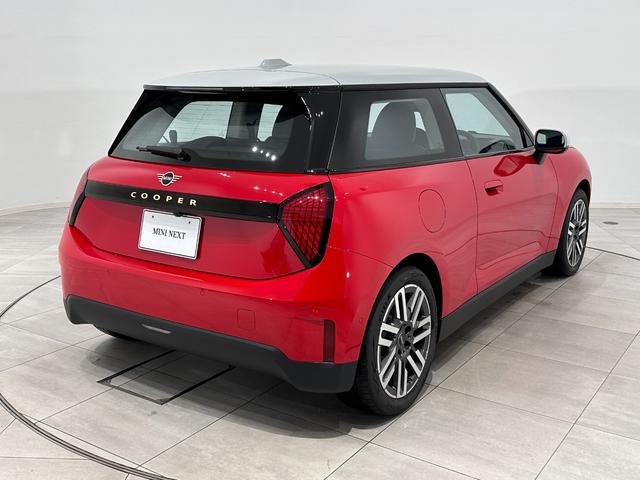ＭＩＮＩ クーパーＥ　クラシック・トリム　認定保証２年・Ｐアシスト・ＨＵＤ・ナビＡＲ・１７Ｗ・認定保証２年・コンフォートアクセス・ＳＴ．ホィール　ヒーター・Ｆシートヒーター・アダプティブＬＥＤライト・Ｄアシスト・（6枚目）