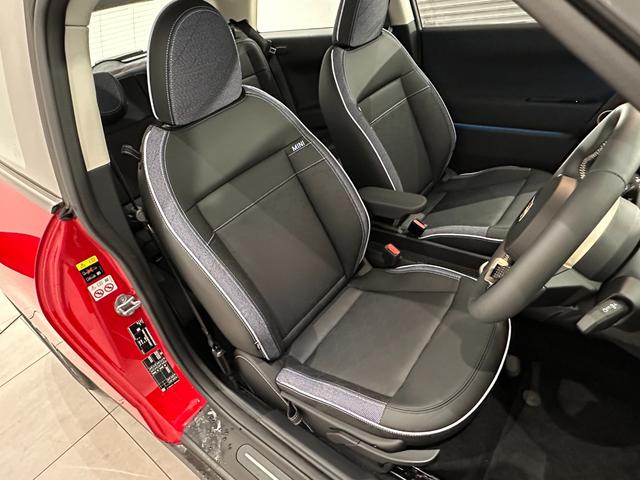 ＭＩＮＩ クーパーＥ　クラシック・トリム　認定保証２年・Ｐアシスト・ＨＵＤ・ナビＡＲ・１７Ｗ・認定保証２年・コンフォートアクセス・ＳＴ．ホィール　ヒーター・Ｆシートヒーター・アダプティブＬＥＤライト・Ｄアシスト・（35枚目）