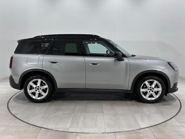 ＭＩＮＩ カントリーマンＤ　クラシック・トリム　認定保証２年・　Ｈａｒｍａｎ／Ｋａｒｄｏｎ・ＨＵＤ・１８ＡＷ・円形有機ＥＬセンターディスプレイ・ワイヤレス充電・Ａｐｐｌｅ　ＣａｒＰｌａｙ・ＭＩＮＩ　Ｃｏｎｎｅｃｔｅｄスマホアプリ・パーキングアシスト（5枚目）