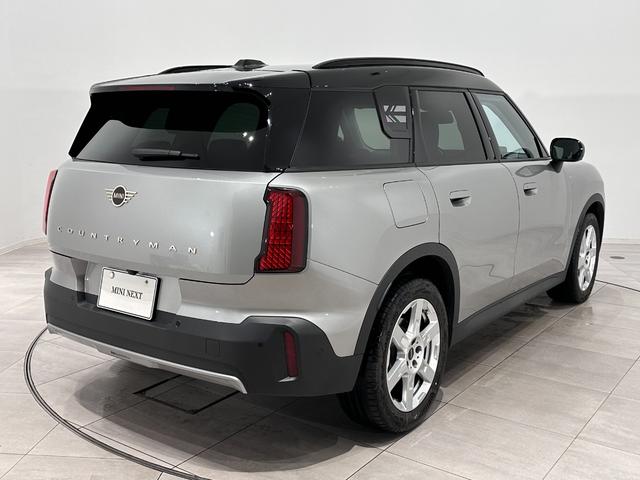 ＭＩＮＩ カントリーマンＤ　クラシック・トリム　認定保証２年・　Ｈａｒｍａｎ／Ｋａｒｄｏｎ・ＨＵＤ・１８ＡＷ・円形有機ＥＬセンターディスプレイ・ワイヤレス充電・Ａｐｐｌｅ　ＣａｒＰｌａｙ・ＭＩＮＩ　Ｃｏｎｎｅｃｔｅｄスマホアプリ・パーキングアシスト（6枚目）