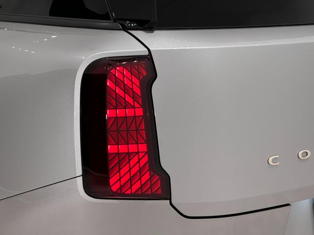 ＭＩＮＩ カントリーマンＤ　クラシック・トリム　認定保証２年・　Ｈａｒｍａｎ／Ｋａｒｄｏｎ・ＨＵＤ・１８ＡＷ・円形有機ＥＬセンターディスプレイ・ワイヤレス充電・Ａｐｐｌｅ　ＣａｒＰｌａｙ・ＭＩＮＩ　Ｃｏｎｎｅｃｔｅｄスマホアプリ・パーキングアシスト（14枚目）