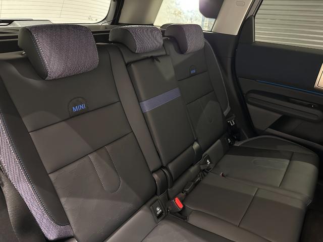 ＭＩＮＩ カントリーマンＤ　クラシック・トリム　認定保証２年・　Ｈａｒｍａｎ／Ｋａｒｄｏｎ・ＨＵＤ・１８ＡＷ・円形有機ＥＬセンターディスプレイ・ワイヤレス充電・Ａｐｐｌｅ　ＣａｒＰｌａｙ・ＭＩＮＩ　Ｃｏｎｎｅｃｔｅｄスマホアプリ・パーキングアシスト（35枚目）
