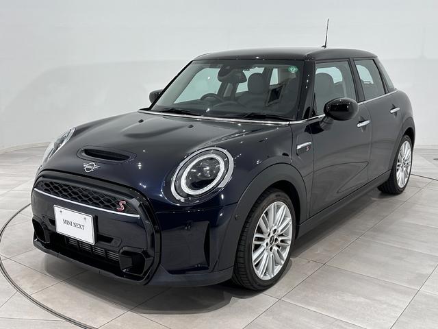ＭＩＮＩ クーパーＳ　クラシック・トリム　ワイヤレス充電／ＥＴＣ／ＳＯＳコール／車線逸脱警告／アクティブクルーズコントロール先行車追従／バックカメラ／液晶メーター／オートエアコン／シートヒーター／スポーツシート／ＬＥＤライト（2枚目）