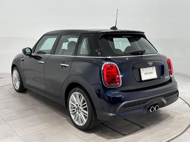 ＭＩＮＩ クーパーＳ　クラシック・トリム　ワイヤレス充電／ＥＴＣ／ＳＯＳコール／車線逸脱警告／アクティブクルーズコントロール先行車追従／バックカメラ／液晶メーター／オートエアコン／シートヒーター／スポーツシート／ＬＥＤライト（8枚目）