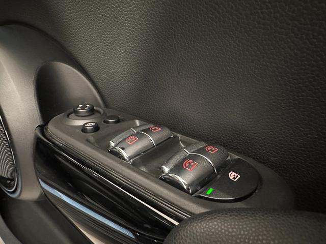 ＭＩＮＩ クーパーＳ　クラシック・トリム　ワイヤレス充電／ＥＴＣ／ＳＯＳコール／車線逸脱警告／アクティブクルーズコントロール先行車追従／バックカメラ／液晶メーター／オートエアコン／シートヒーター／スポーツシート／ＬＥＤライト（17枚目）