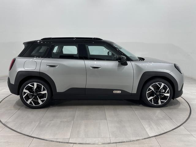 ＭＩＮＩ エースマンＥ　クラシック・トリム　認定保証２年・Ｐアシスト＋・全周囲カメラ・ＭＩＮＩＬＭホイールスライドスポーク２トーン・円形有機ＥＬセンターディスプレイ・交流電流クイック充電・Ａｐｐｌｅ　ＣａｒＰｌａｙ・ワイヤレス充電（5枚目）