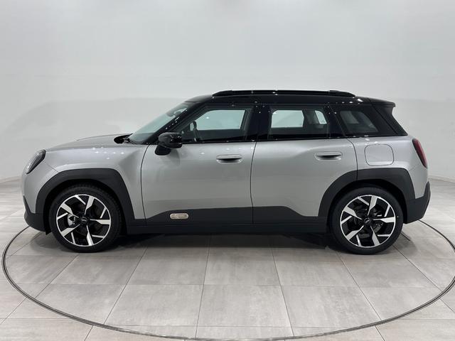 ＭＩＮＩ エースマンＥ　クラシック・トリム　認定保証２年・Ｐアシスト＋・全周囲カメラ・ＭＩＮＩＬＭホイールスライドスポーク２トーン・円形有機ＥＬセンターディスプレイ・交流電流クイック充電・Ａｐｐｌｅ　ＣａｒＰｌａｙ・ワイヤレス充電（9枚目）