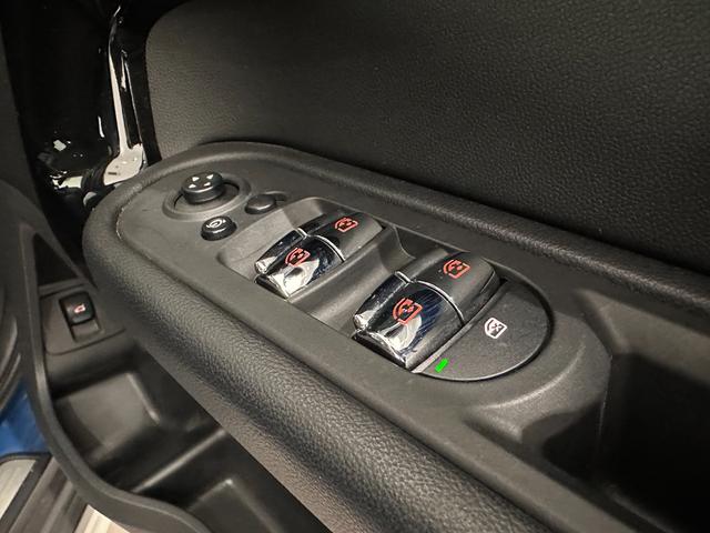 ＭＩＮＩ クーパーＤ　クロスオーバー　オール４　全国２年保証／アダプティブクルーズコントロール／Ｒ　パークディスタンス　コントロール／　ＬＥＤ－ヘッドライト拡張範囲付き／Ｆシート　ヒーター／ＥＴＣ　ルームミラー／オートマチック　トランクリッドロック（17枚目）