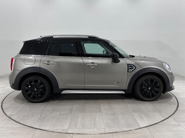 ＭＩＮＩ クーパーＤ　クロスオーバー　オール４　全国２年保証／衝突回避、被害軽減ブレーキ／車線逸脱警告／バックカメラ／ＬＥＤヘッドライト／ＬＥＤリアコンビランプ／バックドア自動開閉／１７インチホイール／ルーフレール（5枚目）