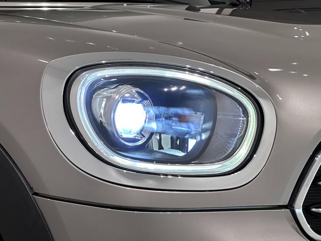 ＭＩＮＩ クーパーＤ　クロスオーバー　オール４　全国２年保証／衝突回避、被害軽減ブレーキ／車線逸脱警告／バックカメラ／ＬＥＤヘッドライト／ＬＥＤリアコンビランプ／バックドア自動開閉／１７インチホイール／ルーフレール（10枚目）