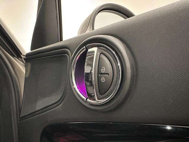 ＭＩＮＩ クーパーＤ　クロスオーバー　オール４　全国２年保証／衝突回避、被害軽減ブレーキ／車線逸脱警告／バックカメラ／ＬＥＤヘッドライト／ＬＥＤリアコンビランプ／バックドア自動開閉／１７インチホイール／ルーフレール（16枚目）