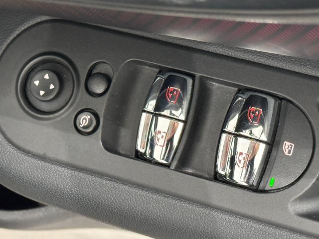 ＭＩＮＩ クーパーＳＤ　クラブマン　アントールド・エディション　全国２年保証電動シートフロント左右／シートヒーターフロント左右／ドライビングリヤビューカメラ／パーキングアシストアシスト／クルーズコントロール／ＡｐｐｌｅＣａｒＰｌａｙ／アダプティブＬＥＤヘッドライト（17枚目）