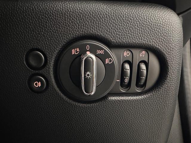 ＭＩＮＩ クーパーＳプレミアムプラスパッケージクラシックトリム　全国２年保証ＣａｒＰｌａｙワイヤレス充電ＥアクティブクルーズコントロールバックカメラマルチファンクションステアリングＭＩＮＩドライビングモードＦシートヒーターコンフォートアクセスＬＥＤヘッドライト（17枚目）