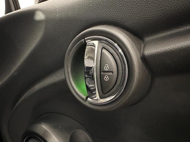 ＭＩＮＩ クーパーＤ　衝突回避被害軽減ブレーキ／車線逸脱警告／液晶メーター／マルチファンクションステアリング／ＬＥＤヘッドライト／ＬＥＤリアコンビランプ（ユニオンジャックデザイン）（16枚目）