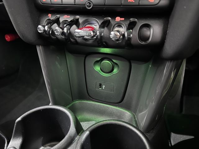 ＭＩＮＩ クーパーＤ　衝突回避被害軽減ブレーキ／車線逸脱警告／液晶メーター／マルチファンクションステアリング／ＬＥＤヘッドライト／ＬＥＤリアコンビランプ（ユニオンジャックデザイン）（22枚目）