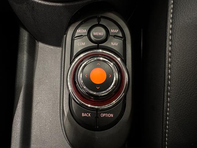 ＭＩＮＩ クーパーＤ　衝突回避被害軽減ブレーキ／車線逸脱警告／液晶メーター／マルチファンクションステアリング／ＬＥＤヘッドライト／ＬＥＤリアコンビランプ（ユニオンジャックデザイン）（24枚目）