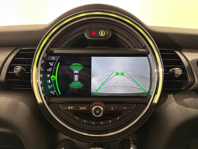 ＭＩＮＩ クーパーＤ　衝突回避被害軽減ブレーキ／車線逸脱警告／液晶メーター／マルチファンクションステアリング／ＬＥＤヘッドライト／ＬＥＤリアコンビランプ（ユニオンジャックデザイン）（31枚目）
