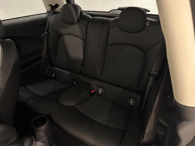 ＭＩＮＩ クーパーＤ　衝突回避被害軽減ブレーキ／車線逸脱警告／液晶メーター／マルチファンクションステアリング／ＬＥＤヘッドライト／ＬＥＤリアコンビランプ（ユニオンジャックデザイン）（37枚目）