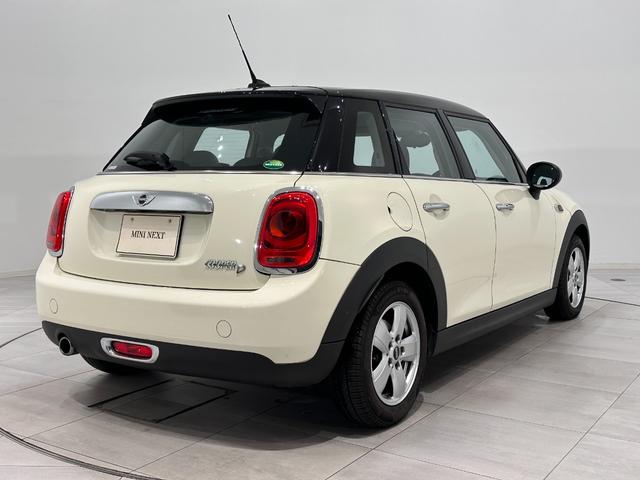 ＭＩＮＩ クーパーＤ　ＳＯＳコール／マルチファンクションステアリング／ハロゲンヘッドライト／ＬＥＤリアコンビランプ／１５インチホイール（6枚目）