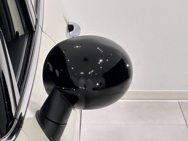 ＭＩＮＩ クーパーＤ　ＳＯＳコール／マルチファンクションステアリング／ハロゲンヘッドライト／ＬＥＤリアコンビランプ／１５インチホイール（12枚目）