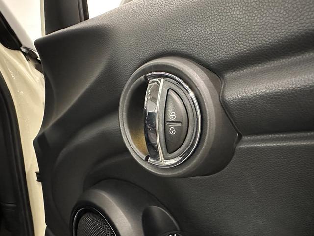 ＭＩＮＩ クーパーＤ　ＳＯＳコール／マルチファンクションステアリング／ハロゲンヘッドライト／ＬＥＤリアコンビランプ／１５インチホイール（16枚目）