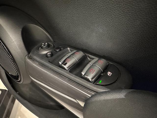 ＭＩＮＩ クーパーＤ　ＳＯＳコール／マルチファンクションステアリング／ハロゲンヘッドライト／ＬＥＤリアコンビランプ／１５インチホイール（17枚目）