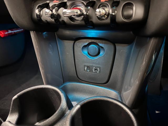 ＭＩＮＩ クーパーＤ　ＳＯＳコール／マルチファンクションステアリング／ハロゲンヘッドライト／ＬＥＤリアコンビランプ／１５インチホイール（23枚目）